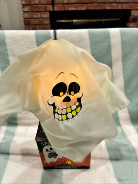 Fun World Battery Operated Spooky Spirit Ghost Light-Up Decor